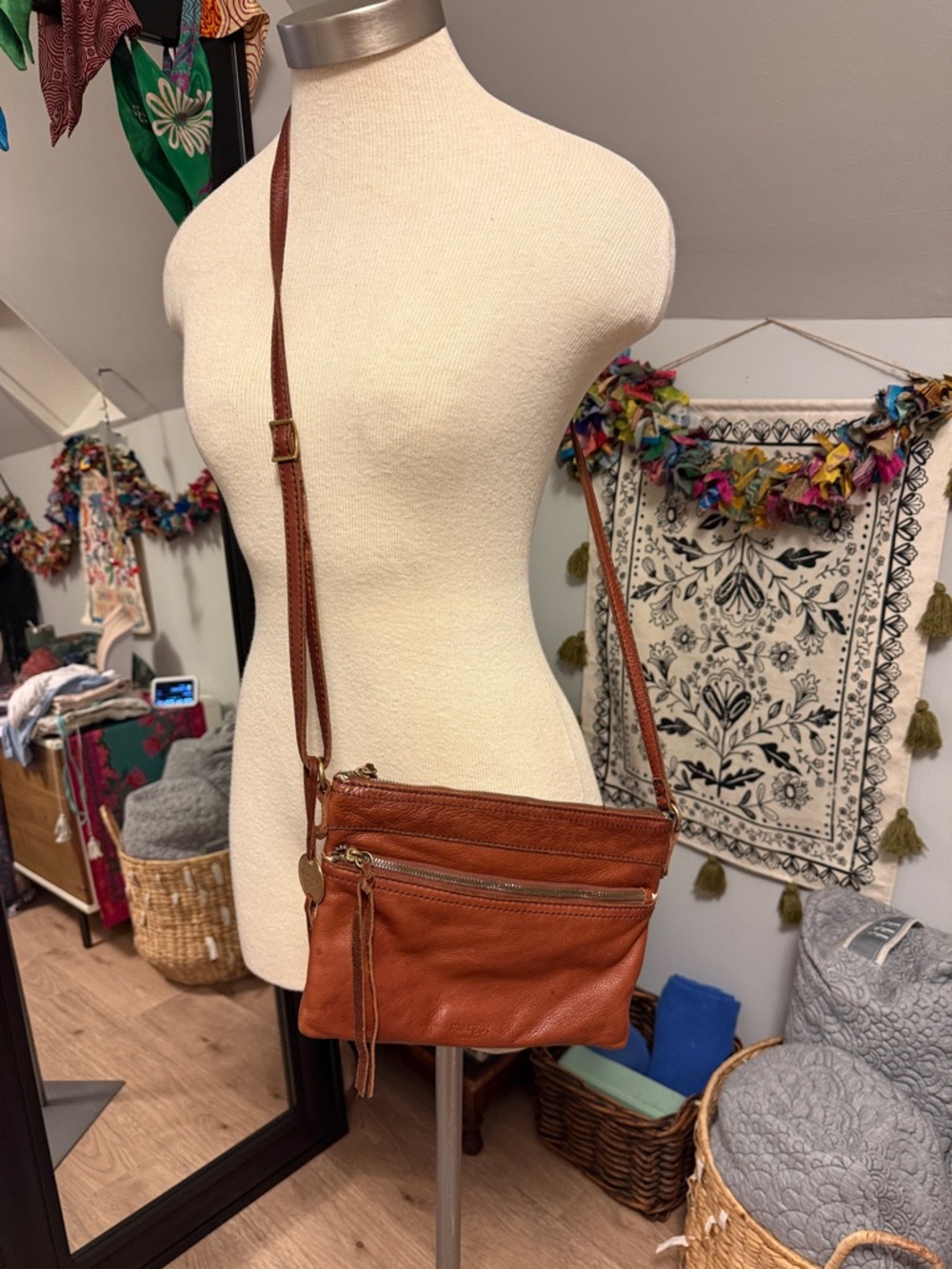 Margot New York - Genuine Leather Crossbody Bag in Cognac Brown - Picture 2 of 10